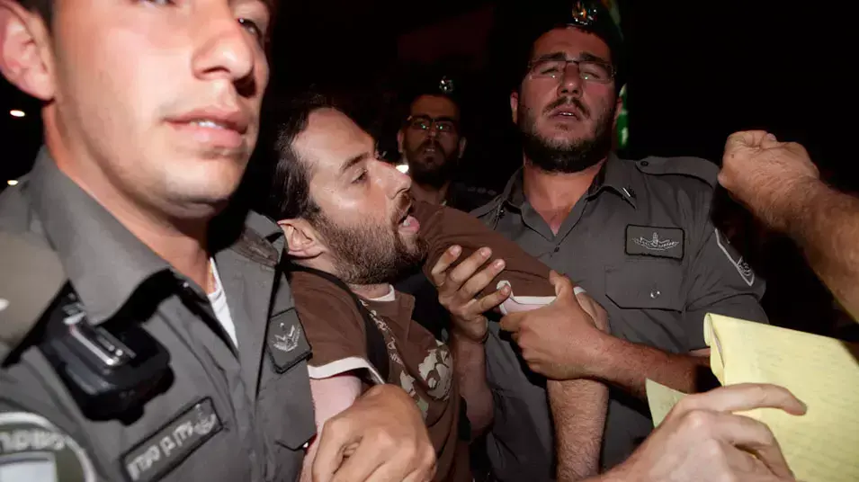 מעצרים בהפגנה נגד ממשלת אחדות בכיכר הבימה תל אביב, מאי 2012 מעצרים בהפגנה נגד ממשלת אחדות בכיכר הבימה תל אביב, מאי 2012