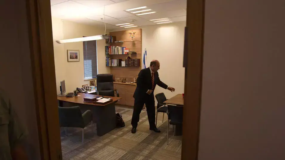 יו"ר קדימה, שאול מופז, בלשכתו בכנסת מאי 2102 יו"ר קדימה, שאול מופז, בלשכתו בכנסת מאי 2102