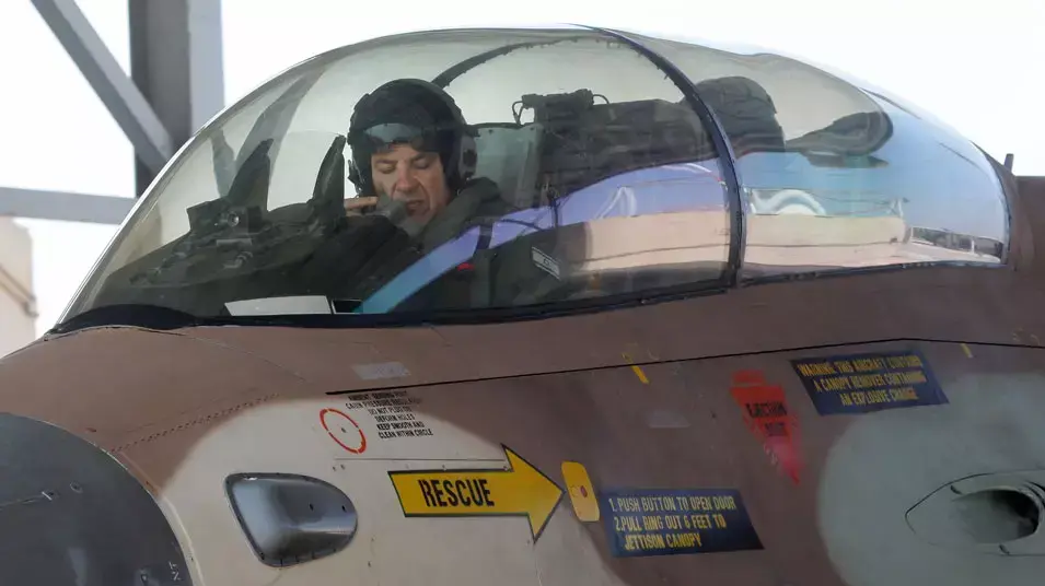 המפקד היוצא של חיל האוויר, אלוף עידו נחושתן, בטיסתו האחרונה. מאי, 2012