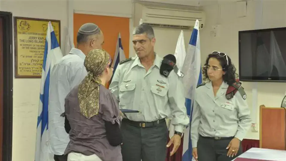 טקס הענקת צל"ש לסמ"ר משה נפתלי, לאייל ברלבק ולמשה לזרוביץ' על תפקודם בפיגוע בכביש 12 טקס הענקת צל"ש לסמ"ר משה נפתלי, לאייל ברלבק ולמשה לזרוביץ' על תפקודם בפיגוע בכביש 12