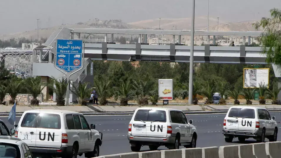 כלי רכב של כוח המשקיפים יוצא ממטה האו"ם בבירת סוריה, דמשק, 13 במאי 2012 כלי רכב של כוח המשקיפים יוצא ממטה האו"ם בבירת סוריה, דמשק, 13 במאי 2012
