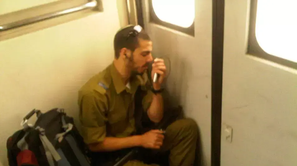 חיילים ואזרחים יושבים על הרצפה והמעברים ברכבת בעקבות הצפיפות, מאי 2012 חיילים ואזרחים יושבים על הרצפה והמעברים ברכבת בעקבות הצפיפות, מאי 2012