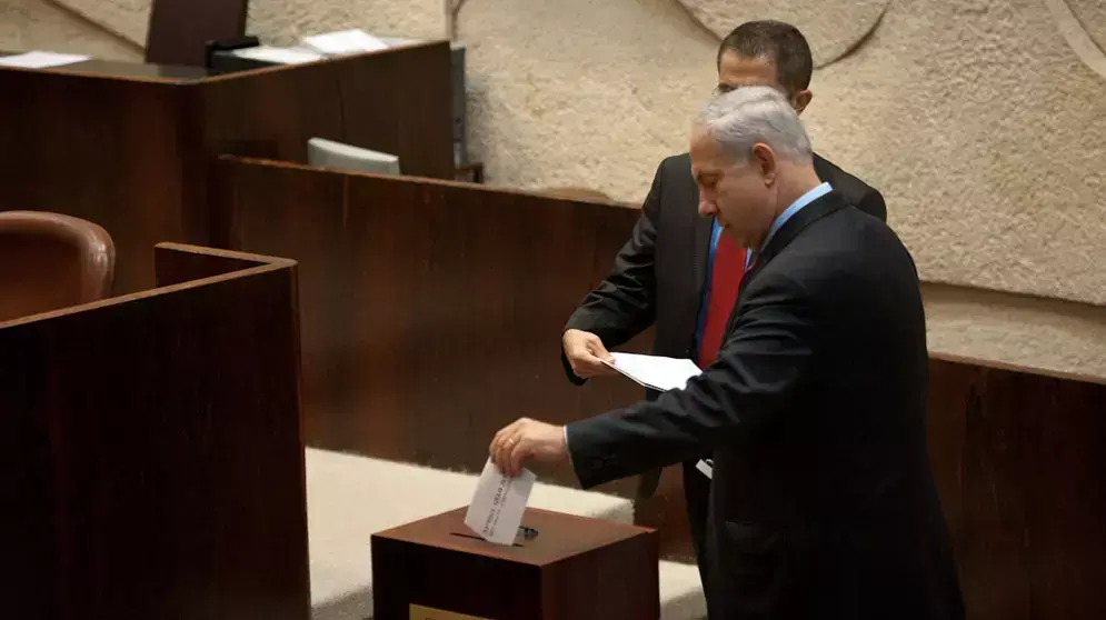 ראש הממשלה בנימין נתניהו מצביע בהצעה חשאית בכנסת , מאי 2012 ראש הממשלה בנימין נתניהו מצביע בהצעה חשאית בכנסת , מאי 2012