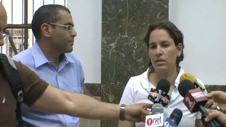 תמר מעוז, אחותו של דניאל מעוז אשר רצח את הוריו, בסוף הדיון מחוזי ירושלים, מאי 2012 תמר מעוז, אחותו של דניאל מעוז אשר רצח את הוריו, בסוף הדיון מחוזי ירושלים, מאי 2012