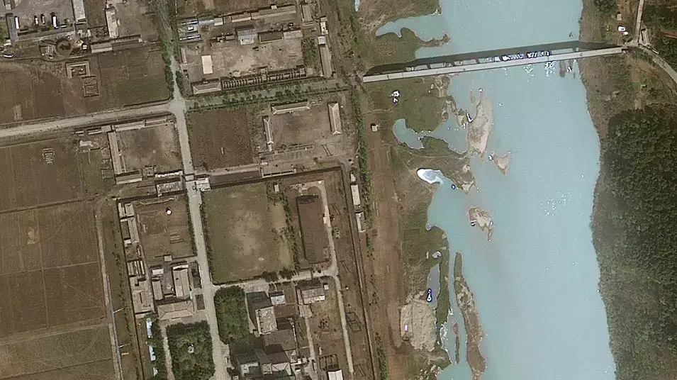 צילום לווין של חברת GeoEye מ-20 באפריל 2012 המתעד המשך בנייה בכור הגרעיני ביונגביון, צפון קוריאה
