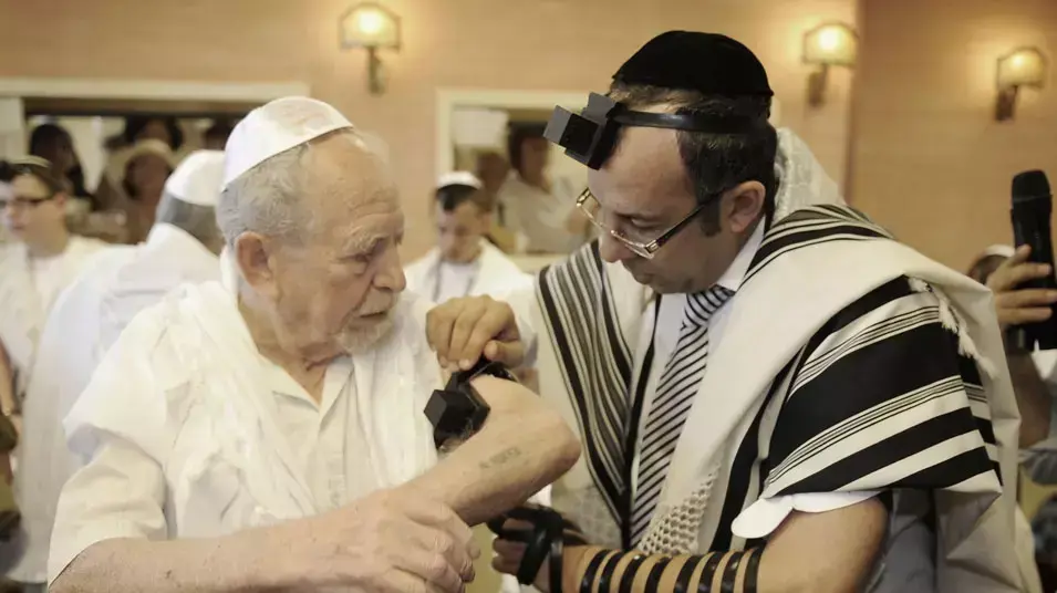 9 ניצולי שואה חוגגים בת ובר מצווה, מאי 2012 9 ניצולי שואה חוגגים בת ובר מצווה, מאי 2012