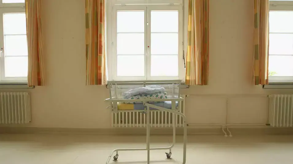 תינוק בחדר לידה תינוק בחדר לידה