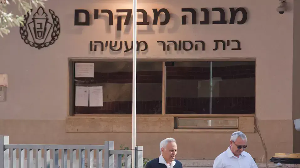 משה קצב יוצא מכלא מעשיהו לחתונת בנו, מאי 2012 משה קצב יוצא מכלא מעשיהו לחתונת בנו, מאי 2012