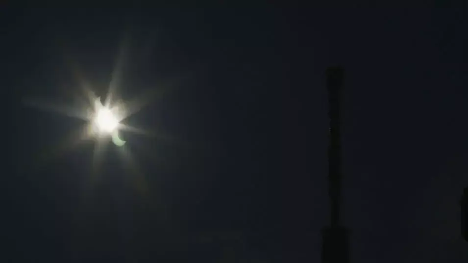 ליקוי חמה עם "טבעת אש" כפי שנצפה מבירת יפן, טוקיו, 21 במאי 2012 ליקוי חמה עם "טבעת אש" כפי שנצפה מבירת יפן, טוקיו, 21 במאי 2012