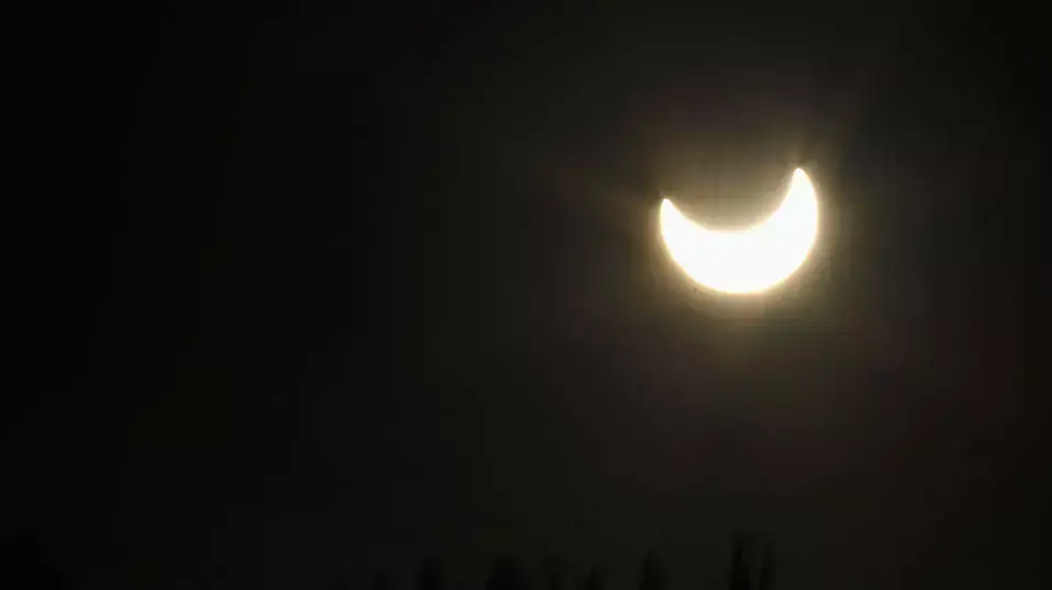 ליקוי חמה עם "טבעת אש" כפי שנצפה בעיר פסדנה, קליפורניה, 21 במאי 2012 ליקוי חמה עם "טבעת אש" כפי שנצפה בעיר פסדנה, קליפורניה, 21 במאי 2012