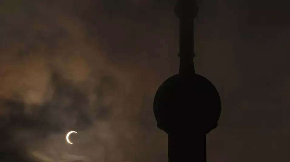 ליקוי חמה עם "טבעת אש" כפי שנצפה בעיר שנחאי, סין, 21 במאי 2012 ליקוי חמה עם "טבעת אש" כפי שנצפה בעיר שנחאי, סין, 21 במאי 2012