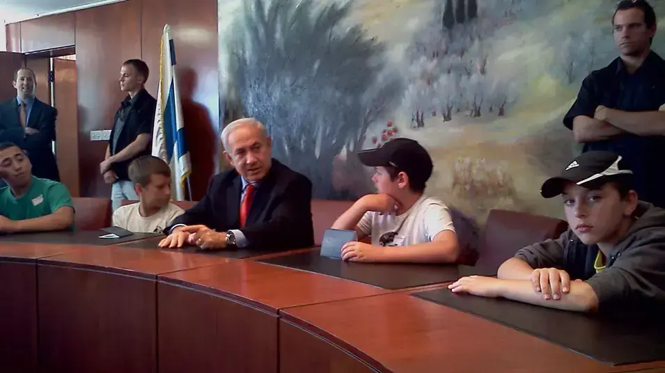 ראש הממשלה בנימין נתניהו מעביר שיעור מאולתר באזרחות לתלמידי כיתה ו' בכנסת ראש הממשלה בנימין נתניהו מעביר שיעור מאולתר באזרחות לתלמידי כיתה ו' בכנסת