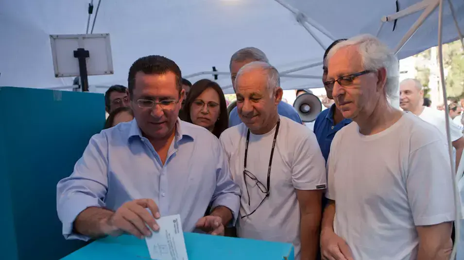 עופר עיני מצביע בבחירות להסתדרות, מאי 2012 עופר עיני מצביע בבחירות להסתדרות, מאי 2012
