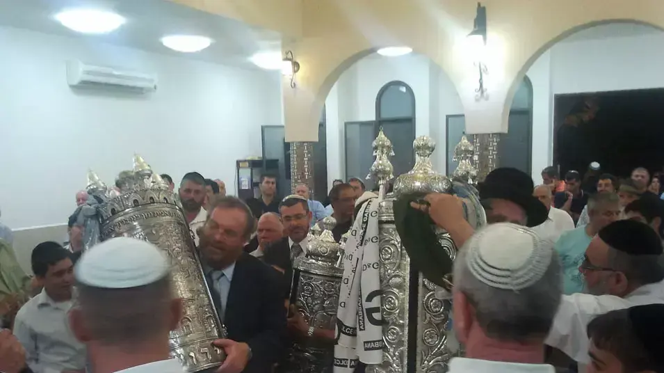 השר הרשקוביץ חונך בית כנסת עם משפחת אטיאס לפני שיצאו לנסיעה הקטלנית השר הרשקוביץ חונך בית כנסת עם משפחת אטיאס לפני שיצאו לנסיעה הקטלנית