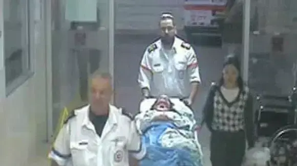 רחל אפרת בת ה-7, ששכלה את משפחתה בתאונת הדרכים בטבריה, מובלת לבית החולים רמב"ם בחיפה, מאי 2012 רחל אפרת בת ה-7, ששכלה את משפחתה בתאונת הדרכים בטבריה, מובלת לבית החולים רמב"ם בחיפה, מאי 2012