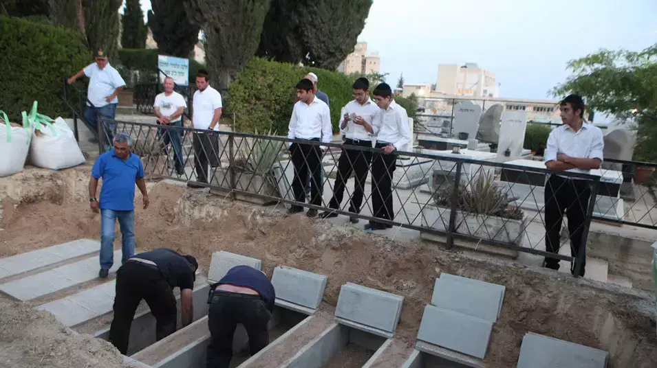הקברים של משפחת אטיאס אשר נהרגה בתאונת דרכים בטבריה, מאי 2012 הקברים של משפחת אטיאס אשר נהרגה בתאונת דרכים בטבריה, מאי 2012