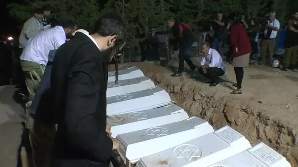 שמונת בני משפחת אטיאס מובאים לקבורה
