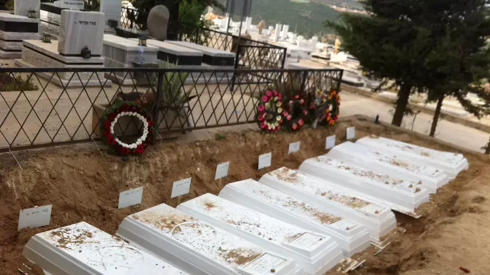 קברי משפחת אטיאס שנהרגו בתאונת דרכים, בית הקברות בצפת, 23 במאי 2012 קברי משפחת אטיאס שנהרגו בתאונת דרכים, בית הקברות בצפת, 23 במאי 2012