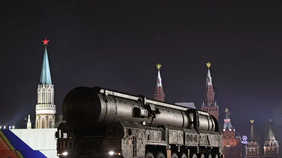 טיל בליסטי רוסי מסוג SS-27 ("טופול M") במצעד צבאי במוסקבה. מאי, 2012 טיל בליסטי רוסי מסוג SS-27 ("טופול M") במצעד צבאי במוסקבה. מאי, 2012