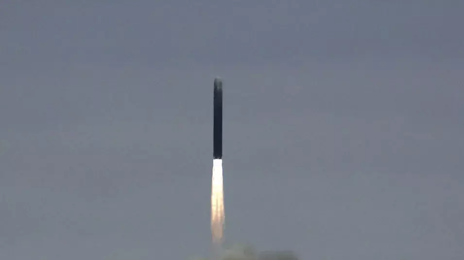 טיל בליסטי רוסי מסוג SS-27 ("טופול M") במצעד צבאי במוסקבה. מאי, 2012 טיל בליסטי רוסי מסוג SS-27 ("טופול M") במצעד צבאי במוסקבה. מאי, 2012
