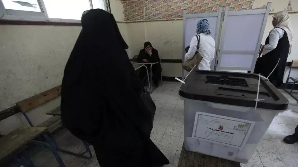 הצבעה בבחירות לנשיאות מצרים בקלפי בבירה קהיר, 23 במאי 2012 הצבעה בבחירות לנשיאות מצרים בקלפי בבירה קהיר, 23 במאי 2012