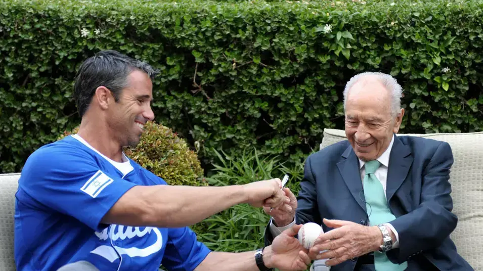 מאמן נבחרת ישראל בייסבול בראד אוסמוס עם נשיא המדינה שמעון פרס שגריר ארצות הברית דן שפירו