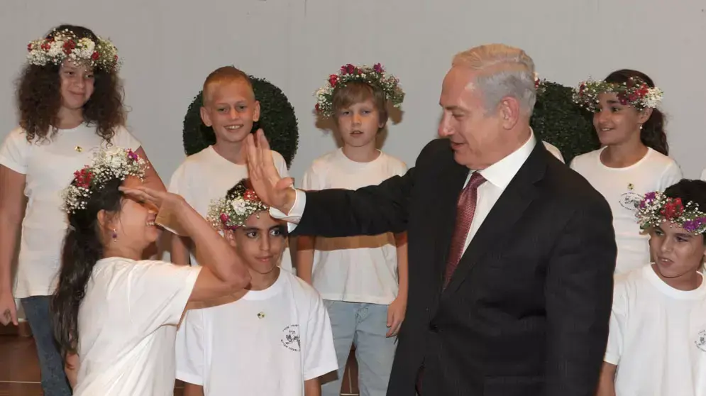 ראש הממשלה בנימין נתניהו מקבל ביכורים מילדי המועצה האיזורית בקעת הירדן בלשכתו בתל אביב, מאי 2012 ראש הממשלה בנימין נתניהו מקבל ביכורים מילדי המועצה האיזורית בקעת הירדן בלשכתו בתל אביב, מאי 2012