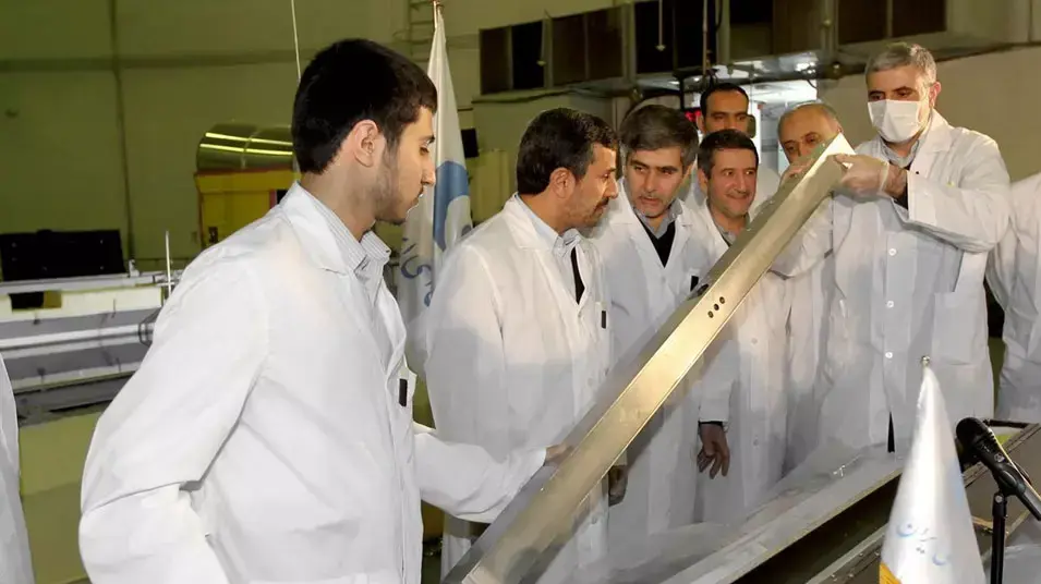 שיא אירן, מחמוד אחמדינג'ד, בכור המחקר הגרעיני בטהרן. פברואר 2012 שיא אירן, מחמוד אחמדינג'ד, בכור המחקר הגרעיני בטהרן. פברואר 2012