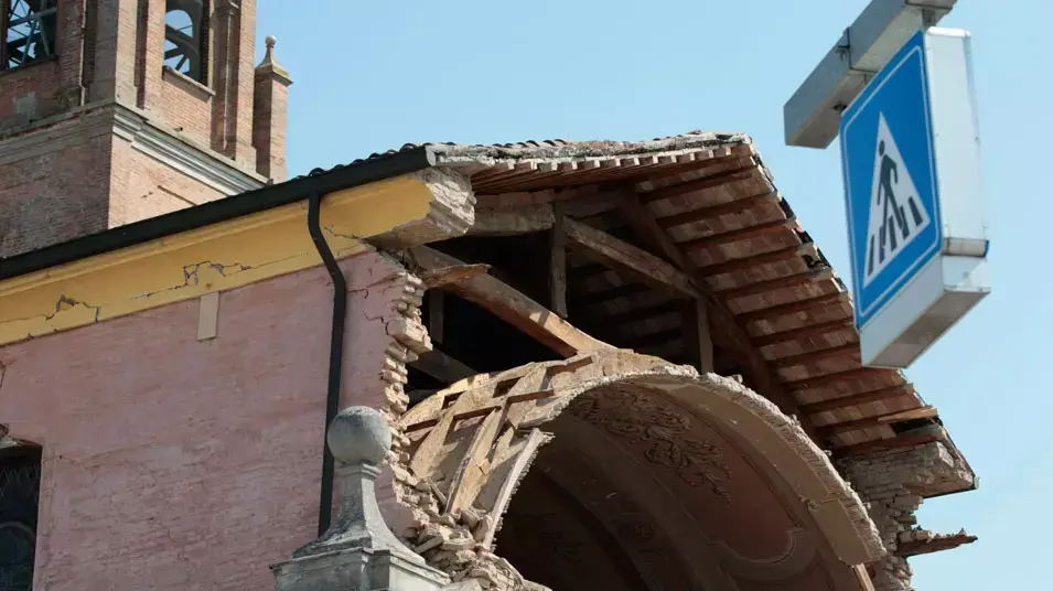 הריסות בעקבות רעש אדמה בעיר מירנדולה. נפת מודנה שבצפון איטליה, 29 במאי 2012 הריסות בעקבות רעש אדמה בעיר מירנדולה. נפת מודנה שבצפון איטליה, 29 במאי 2012