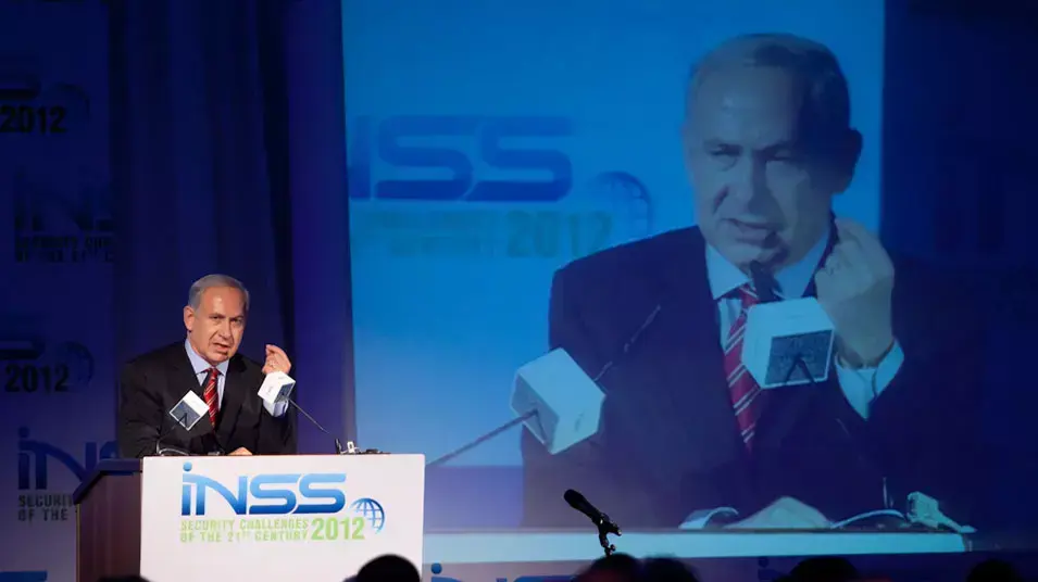 ראש הממשלה בנימין נתניהו בכנס של המכון למחקרי ביטחון לאומי, מאי 2012 ראש הממשלה בנימין נתניהו בכנס של המכון למחקרי ביטחון לאומי, מאי 2012