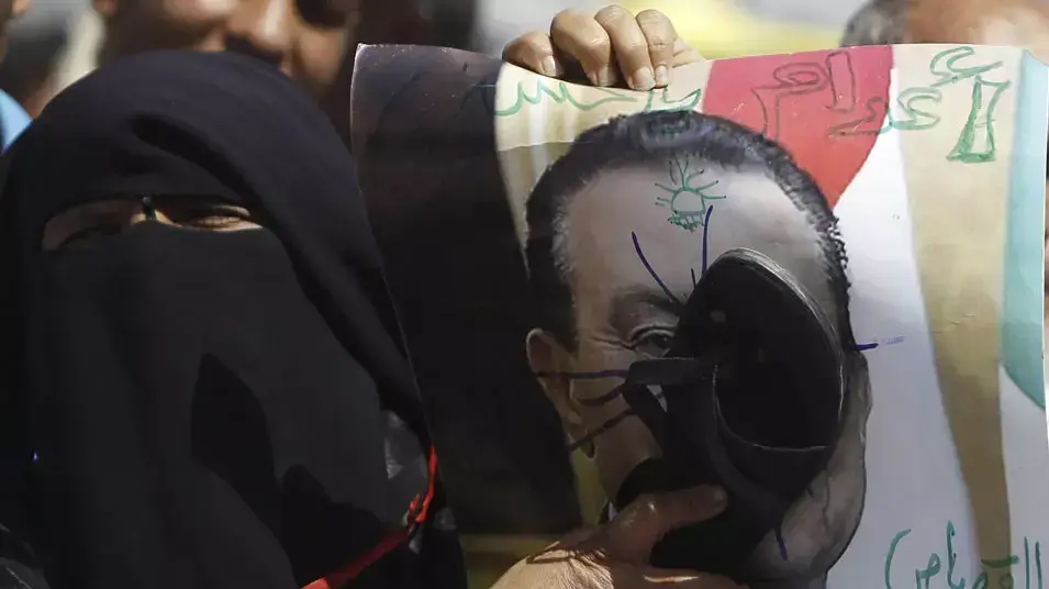 מפגינים בקהיר במחאה על גזר דינו של הנשיא לשעבר, חוסני מובארק. מצרים, 2 ביוני 2012 מפגינים בקהיר במחאה על גזר דינו של הנשיא לשעבר, חוסני מובארק. מצרים, 2 ביוני 2012