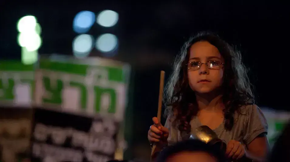מפגיני המחאה החברתית ברחבת מוזיאון תל אביב. 2 ביוני, 2012 מפגיני המחאה החברתית ברחבת מוזיאון תל אביב. 2 ביוני, 2012
