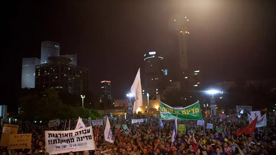 מפגיני המחאה החברתית ברחבת מוזיאון תל אביב. 2 ביוני, 2012 מפגיני המחאה החברתית ברחבת מוזיאון תל אביב. 2 ביוני, 2012