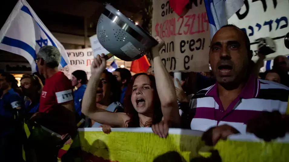 מפגיני המחאה החברתית ברחבת מוזיאון תל אביב. 2 ביוני, 2012 מפגיני המחאה החברתית ברחבת מוזיאון תל אביב. 2 ביוני, 2012