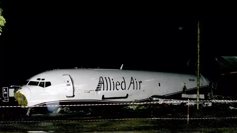 מטוס בואינג 727-200 של חברת התעופה הניגרית Allied Air שהתרסק באקרה בירת גאנה, יוני 2012 מטוס בואינג 727-200 של חברת התעופה הניגרית Allied Air שהתרסק באקרה בירת גאנה, יוני 2012