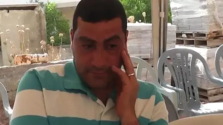 צפו: האב החשוד במוערבות ברצח בנו מדבר