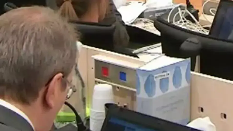 מתוך סרטון בו נראה השופט במשפטו של המחבל הנורבגי אנדרס ברינג בריוויק משחק סוליטייר באולם בית המשפט, יוני 2012