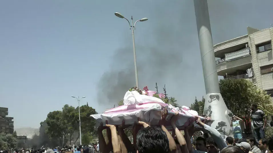 מהומה בפרבר קאבון של דמשק בעקבות הלווייתו של פעיל האופוזיציה חאלד חמדאן, שנורה על ידי כוחות צבא סוריה, 4 ביוני 2012 מהומה בפרבר קאבון של דמשק בעקבות הלווייתו של פעיל האופוזיציה חאלד חמדאן, שנורה על ידי כוחות צבא סוריה, 4 ביוני 2012