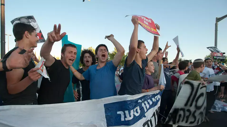 מתנחלים מפגינים בעד חוק ההסדרה מול בית משפט העליון בירושלים, יוני 2012 מתנחלים מפגינים בעד חוק ההסדרה מול בית משפט העליון בירושלים, יוני 2012