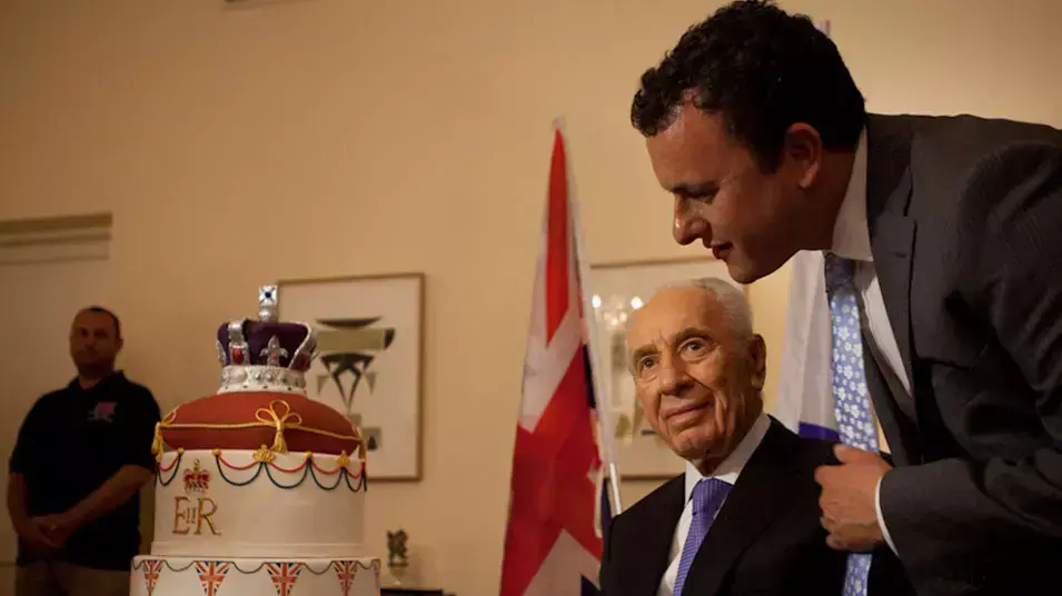 נשיא המדינה שמעון פרס בחגיגות יום ההולדת של מלכת אנגליה בשגרירות בריטניה נשיא המדינה שמעון פרס בחגיגות יום ההולדת של מלכת אנגליה בשגרירות בריטניה