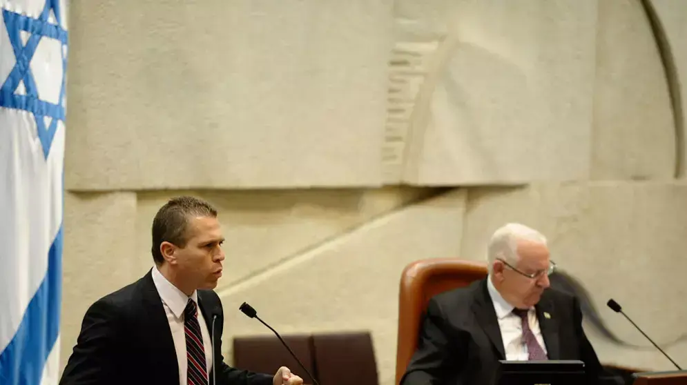 שר להגנת הסביבה גלעד ארדן בהצבעה על חוק ההסדרה בכנסת ירושלים, יוני 2012