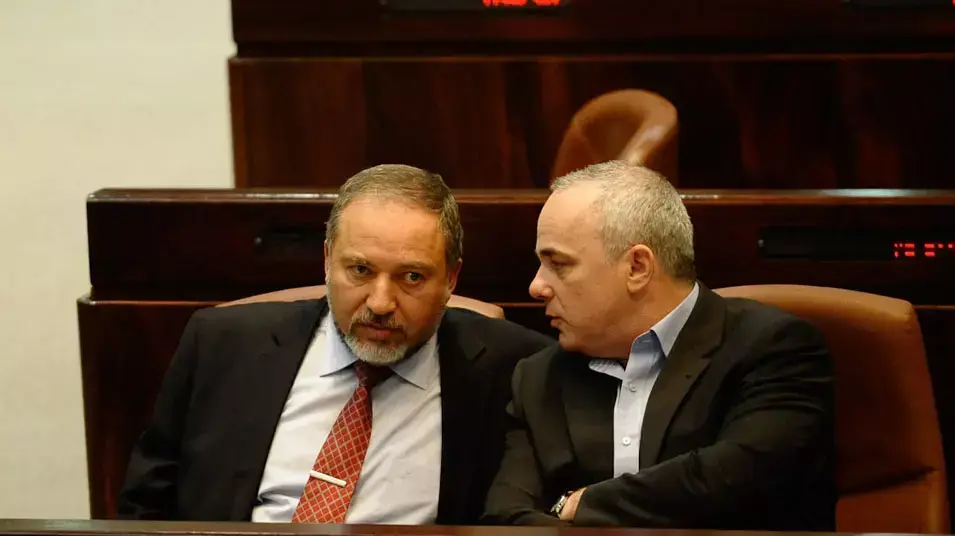 שר החוץ אביגדור ליברמן ושר האוצר יובל שטייניץ בהצבעה על חוק ההסדרה בכנסת ירושלים, יוני 2012 שר החוץ אביגדור ליברמן ושר האוצר יובל שטייניץ בהצבעה על חוק ההסדרה בכנסת ירושלים, יוני 2012