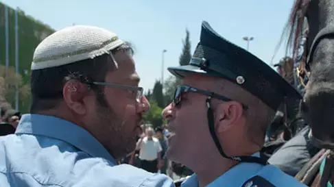 איתמר בן גבי נעצר בהפגנה וחסימת כבישים של מתנחלים בעקבות חוק ההסדרה , ירושלים , יוני 2012 איתמר בן גבי נעצר בהפגנה וחסימת כבישים של מתנחלים בעקבות חוק ההסדרה , ירושלים , יוני 2012