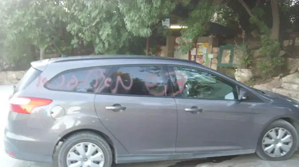 כלי רכב הושחתו ביישוב נווה שלום, לכאורה על רקע פינוי גבעת האולפנה כלי רכב הושחתו ביישוב נווה שלום, לכאורה על רקע פינוי גבעת האולפנה