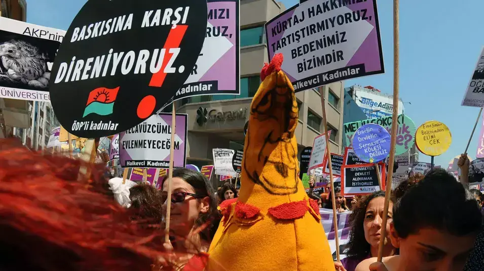 הפגנת ארגוני נשים נגד יוזמת ארדואן לחוקק חוק נגד הפלות, איסטנבול, טורקיה, 3 ביוני 2012 הפגנת ארגוני נשים נגד יוזמת ארדואן לחוקק חוק נגד הפלות, איסטנבול, טורקיה, 3 ביוני 2012