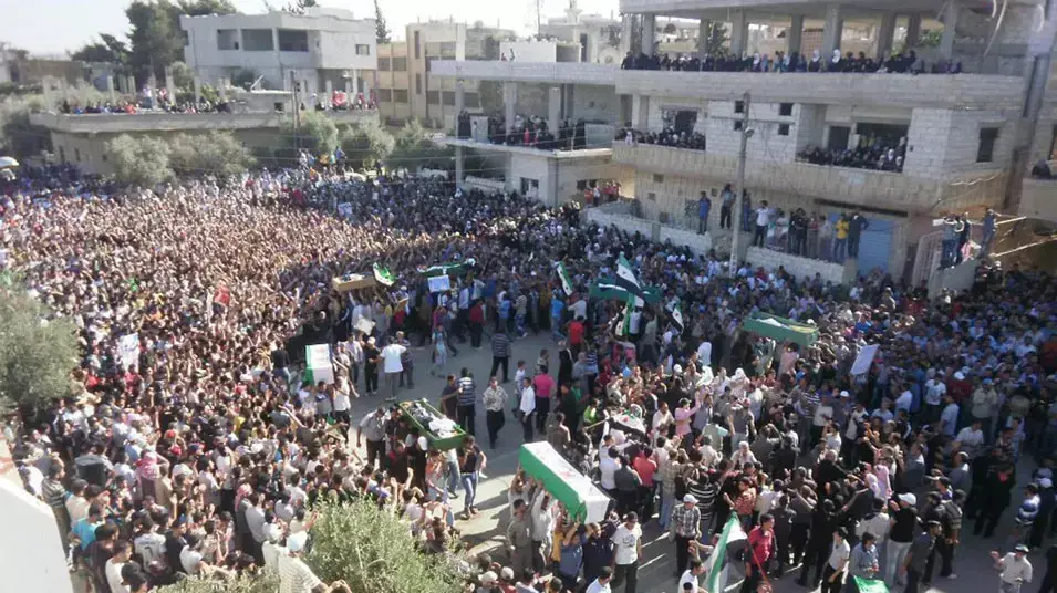 הלוויה המונית של הרוגים במהומות נגד שלטונות סוריה בעיר הדרומית דרעא, 9 ביוני 2012 הלוויה המונית של הרוגים במהומות נגד שלטונות סוריה בעיר הדרומית דרעא, 9 ביוני 2012