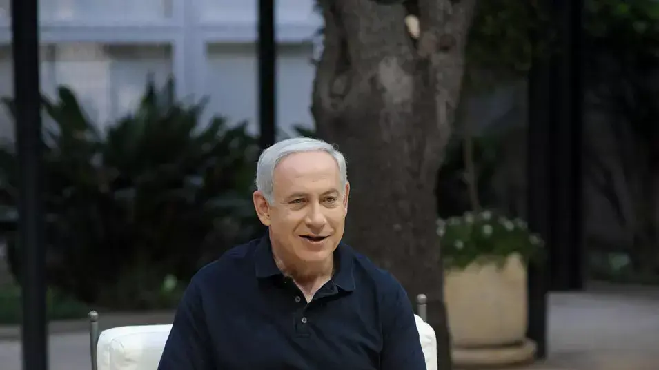 ראש הממשלה בנימין נתניהו בביתו בירושלים, כשרגלו מגובסת ראש הממשלה בנימין נתניהו בביתו בירושלים, כשרגלו מגובסת