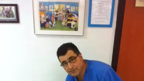 הווטרינר ד"ר אבי פצ'ו עם הכלב סילבר הווטרינר ד"ר אבי פצ'ו עם הכלב סילבר