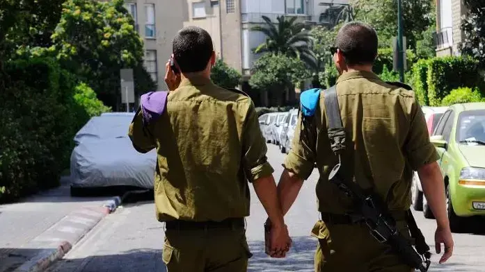 זוג חיילים הולכים יד ביד