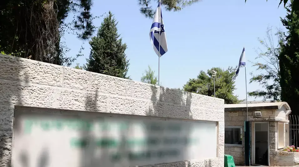 נער מהפנימייה נכנס לתרדמת לאחר ששתה בקבוק שלם של וויסקי , יוני 2012